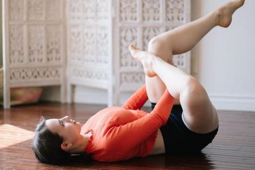 Giảm đau thần kinh tọa bằng bài tập kéo giãn trên giường
