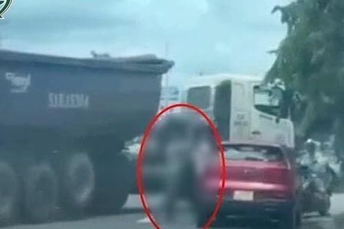 Tài xế xe đầu kéo chặn đầu xe con để hành hung với lý do 'chạy xe bố láo'