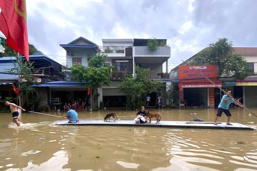 Ngập lụt như biển tại nhiều địa phương, người dân chạy lũ xuyên đêm