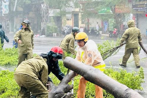 Những hình ảnh đẹp về Công an Hà Nội tập trung hỗ trợ nhân dân khắc phục cơn bão số 3