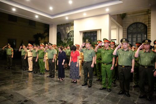 Tuổi trẻ Công an Hà Nội thắp nến tri ân các Anh hùng liệt sỹ