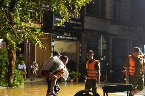 Yên Bái: Nước dâng cao, hơn 500 công an 'trắng đêm' di dời dân và tài sản
