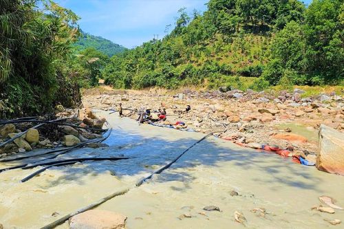 Đãi vàng trái phép ở suối Đăk Mét