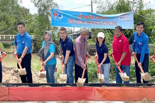 Chạy bộ trực tuyến góp tiền xây cầu mới cho người dân