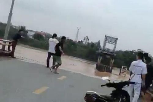 Cận cảnh cầu Phong Châu đổ sập ở Phú Thọ