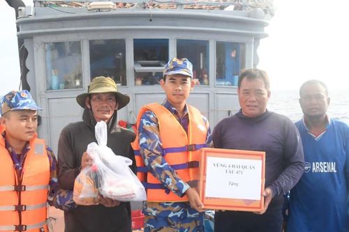 14 ngư dân Quảng Ngãi cầu cứu vì hết lương thực, nước uống