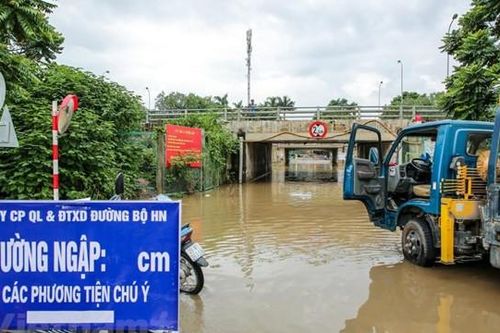 Phân luồng giao thông tại các vị trí bị ngập trên tuyến Quốc Oai, Hoài Đức