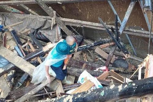 Bé 3 tuổi may mắn sống sót trong vụ sạt lở vùi chết 4 người