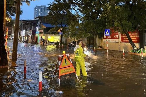 Hà Nội: nhiều tuyến đường ngập úng trong giờ cao điểm chiều