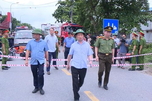 Phó Thủ tướng Hồ Đức Phớc kiểm tra tình hình công tác cứu hộ, cứu nạn vụ sập cầu Phong Châu