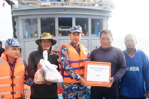 Vùng 4 Hải quân: Hỗ trợ tàu cá ngư dân gặp khó khăn trên biển