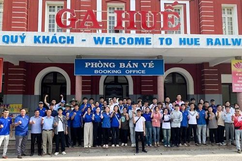 60 tình nguyện viên Thừa Thiên Huế lên đường đến giúp Hải Phòng khắc phục hậu quả bão số 3