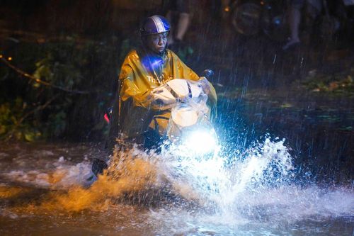 Mưa ngập giờ tan tầm, người dân Hà Nội nhọc nhằn di chuyển trên đường