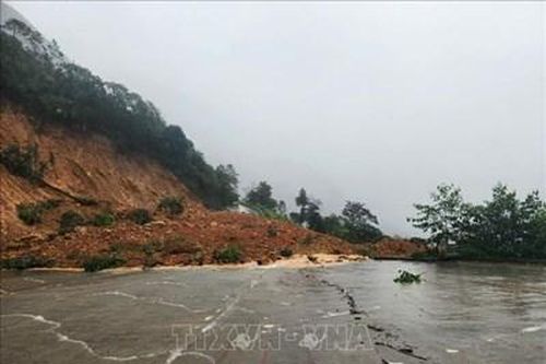 Lai Châu: Sạt lở gây ách tắc giao thông trên quốc lộ 4D