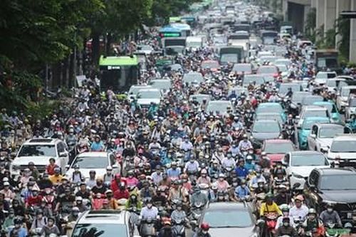 Nhiều tuyến phố ở Hà Nội còn cây xanh chắn ngang, đường ùn tắc