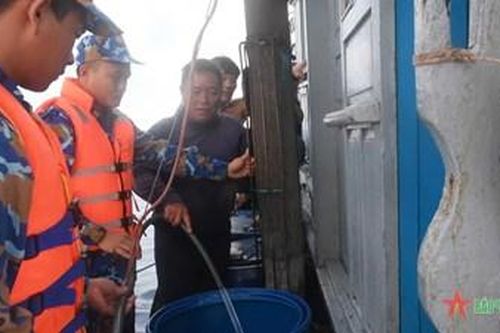 Bộ đội Vùng 4 Hải quân kịp thời hỗ trợ ngư dân trên biển Trường Sa