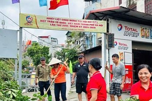 Cán bộ, hội viên Hội Chữ thập đỏ thành phố Hà Nội thu gom cây xanh bị đổ