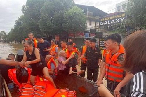 Hơn 200 cán bộ, chiến sĩ Lữ đoàn 210, Quân khu 1 giúp dân khắc phục hậu quả bão số 3