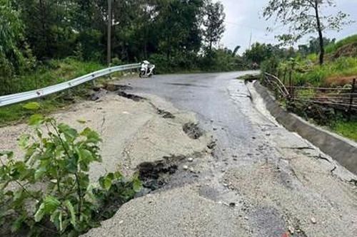 Lai Châu: Mưa lớn gây sạt lở đất và ách tắc giao thông