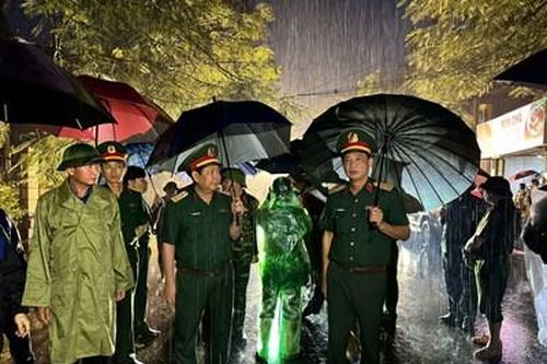 Thượng tướng Huỳnh Chiến Thắng kiểm tra, chỉ đạo, động viên bộ đội khắc phục lũ lụt tại Yên Bái