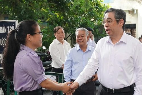 Phó Bí thư Thành ủy TPHCM Nguyễn Phước Lộc động viên Trường Tiểu học Lý Nhơn sau sự cố tốc mái