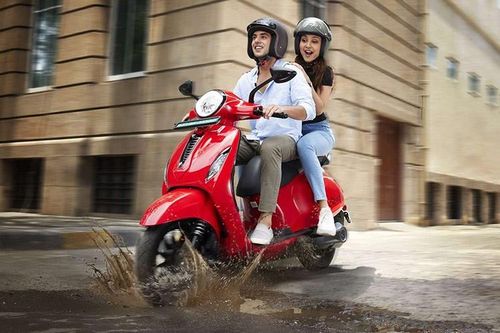 Chetak Blue 3202 - xe máy điện chỉ 33 triệu chống nước, có số lùi
