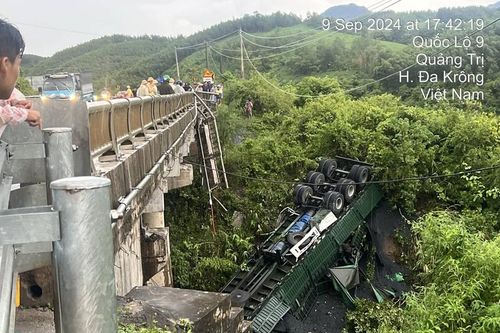 Quảng Trị: Xe chở than lao xuống cầu, tài xế kẹt trong ca bin