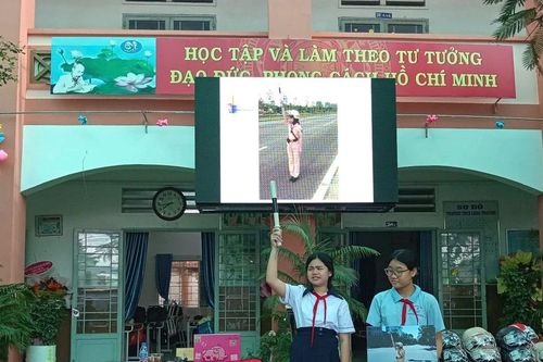 Học sinh hào hứng học Luật Giao thông qua hình ảnh trực quan sinh động