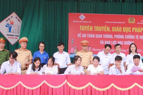Công an Hà Tĩnh tuyên truyền pháp luật về ATGT đến các trường học