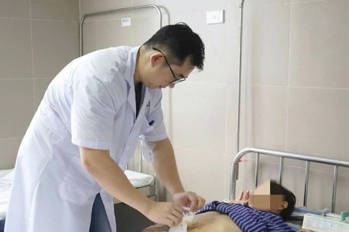 Hai phụ nữ vỡ đại tràng do tự thụt nước qua hậu môn