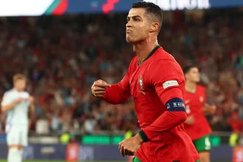 Cristiano Ronaldo đạt cột mốc ghi bàn vô tiền khoáng hậu