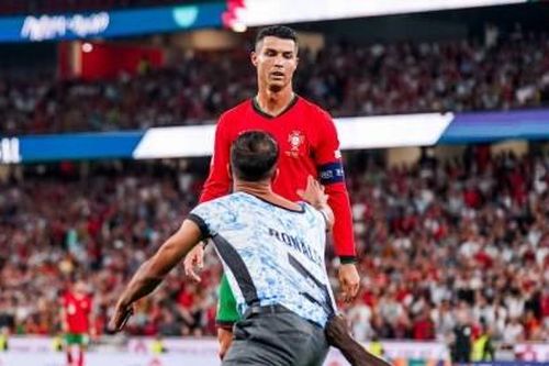 Thêm 1 CĐV quá khích 'phá vòng vây' vì Ronaldo