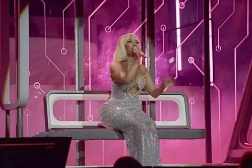 Biểu diễn tại Mỹ, nữ ca sĩ Nicki Minaj diện trang phục lấp lánh của nhà thiết kế Việt