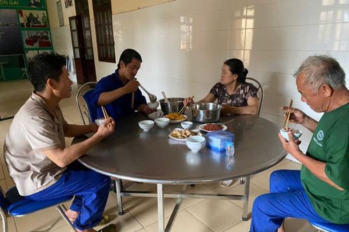 Hỗ trợ ngư dân nơi ăn nghỉ trong khi chờ trục vớt phương tiện bị chìm do bão số 3