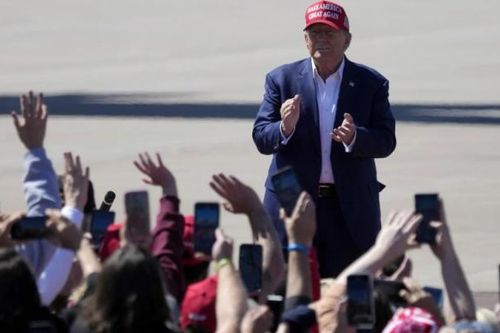Ông Trump cam kết sẽ áp thuế 100% đối với các quốc gia xa lánh đồng USD