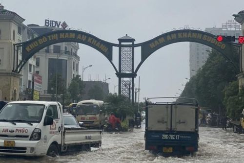 Hà Nội: Phân luồng giao thông qua nhiều vị trí ngập úng trên các tuyến đường