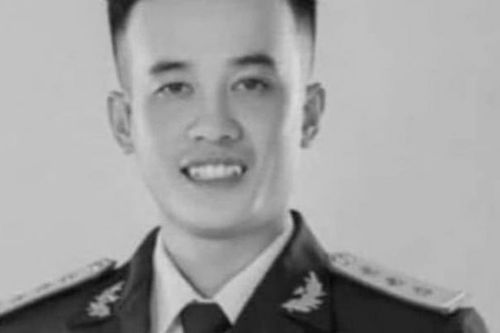 Truy tặng Huân chương Bảo vệ Tổ quốc hạng Ba cho Đại úy Nguyễn Đình Khiêm hy sinh khi chống bão số 3