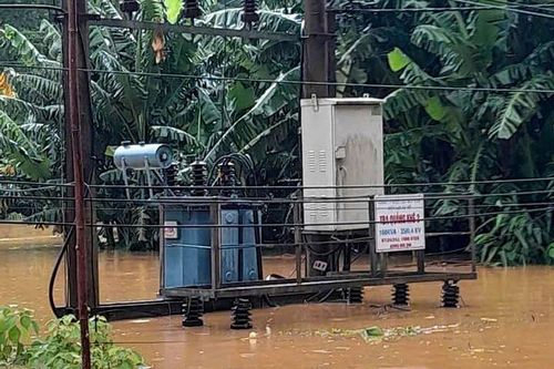 Hàng trăm nghìn khách hàng tại các tỉnh miền núi phía Bắc bị mất điện do mưa bão