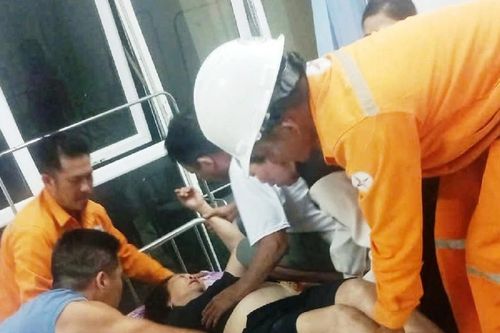 Tổng giám đốc EVNCPC khen thưởng nhóm công nhân Điện lực Bố Trạch cứu người bị điện giật