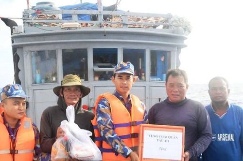 Vùng 4 Hải quân tiếp nước, lương thực cho ngư dân Quảng Ngãi