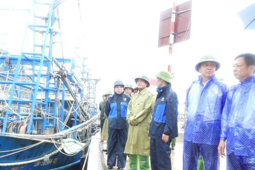 Trung tướng Nguyễn Hải Hưng kiểm tra công tác khắc phục mưa bão tại huyện Vân Đồn, tỉnh Quảng Ninh