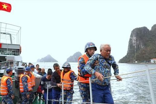 Quân đội cứu nhiều người gặp nạn trên biển