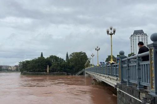 Nước sông Kỳ Cùng lên cao chưa từng thấy, người dân trắng đêm chạy lũ
