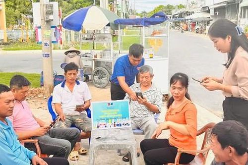 Thanh niên Đồng Tháp hỗ trợ người dân dùng công nghệ, tự bảo vệ trên mạng