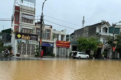 Lũ trên sông Hồng dâng cao gây ngập lụt nhiều tuyến phố ở Lào Cai