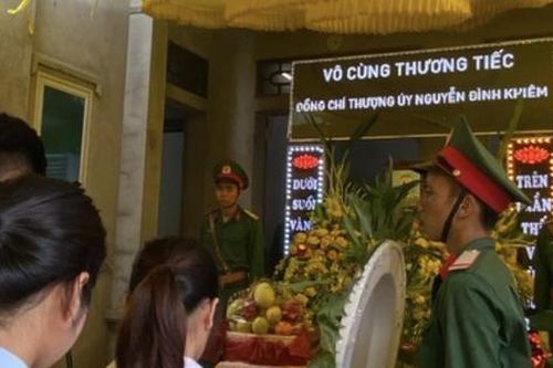 Dòng người thương tiếc tiễn biệt đại úy hy sinh khi chống bão số 3 ở Quảng Ninh