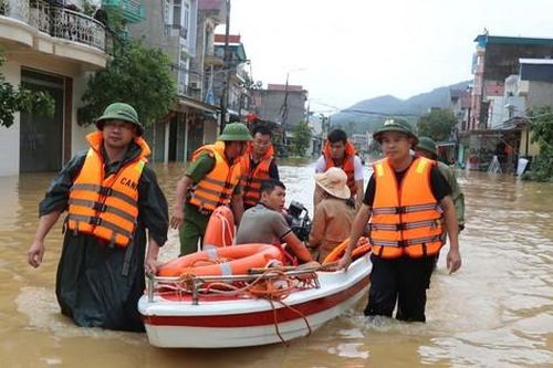 Công an Bắc Giang kịp thời hỗ trợ đưa 2 người dân trong vùng lũ đi cấp cứu