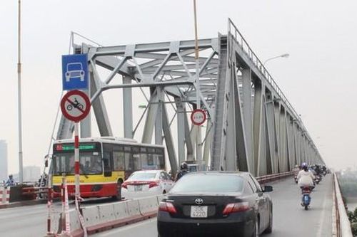 Hà Nội yêu cầu rà soát các cầu vượt sông và cấm xe qua các cầu yếu