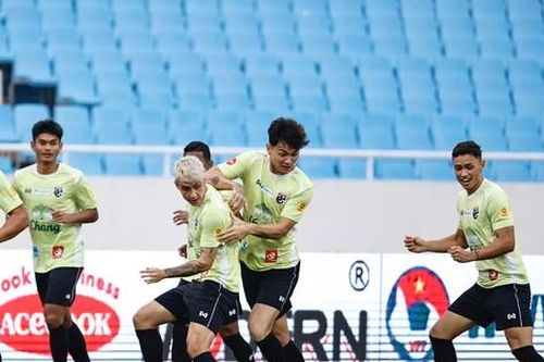Tuyển Thái Lan tập luyện dưới mưa, hoảng hồn vì 'khách lạ' ở Mỹ Đình