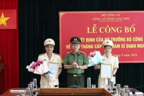 Hai Phó Giám đốc Công an tỉnh Lạng Sơn được thăng cấp bậc hàm